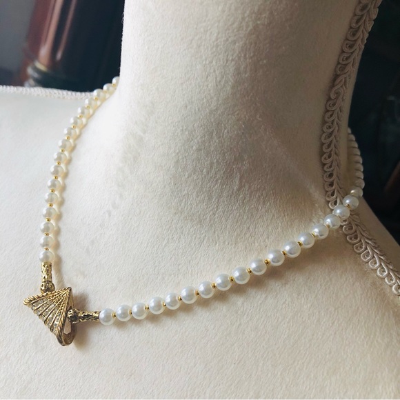 Handcrafted repurpose rhinestone triangle pendant Czech glass Pearl necklace - Picture 5 of 12